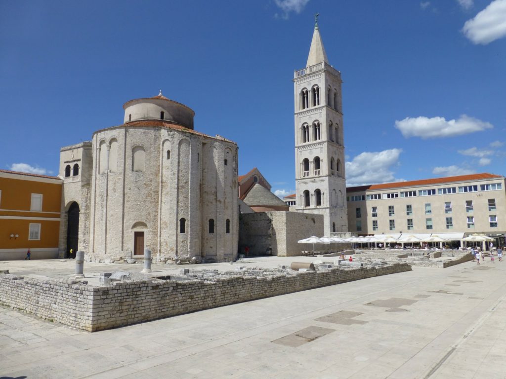 Zadar in Kroatien. Mittelmeer. Alte Kirche, Kathedrale, Sommerwetter, blauer Himmel