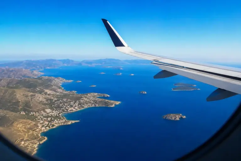 Blick aus dem Flugzeugfenster ueber Mittelmeerkueste und Inseln